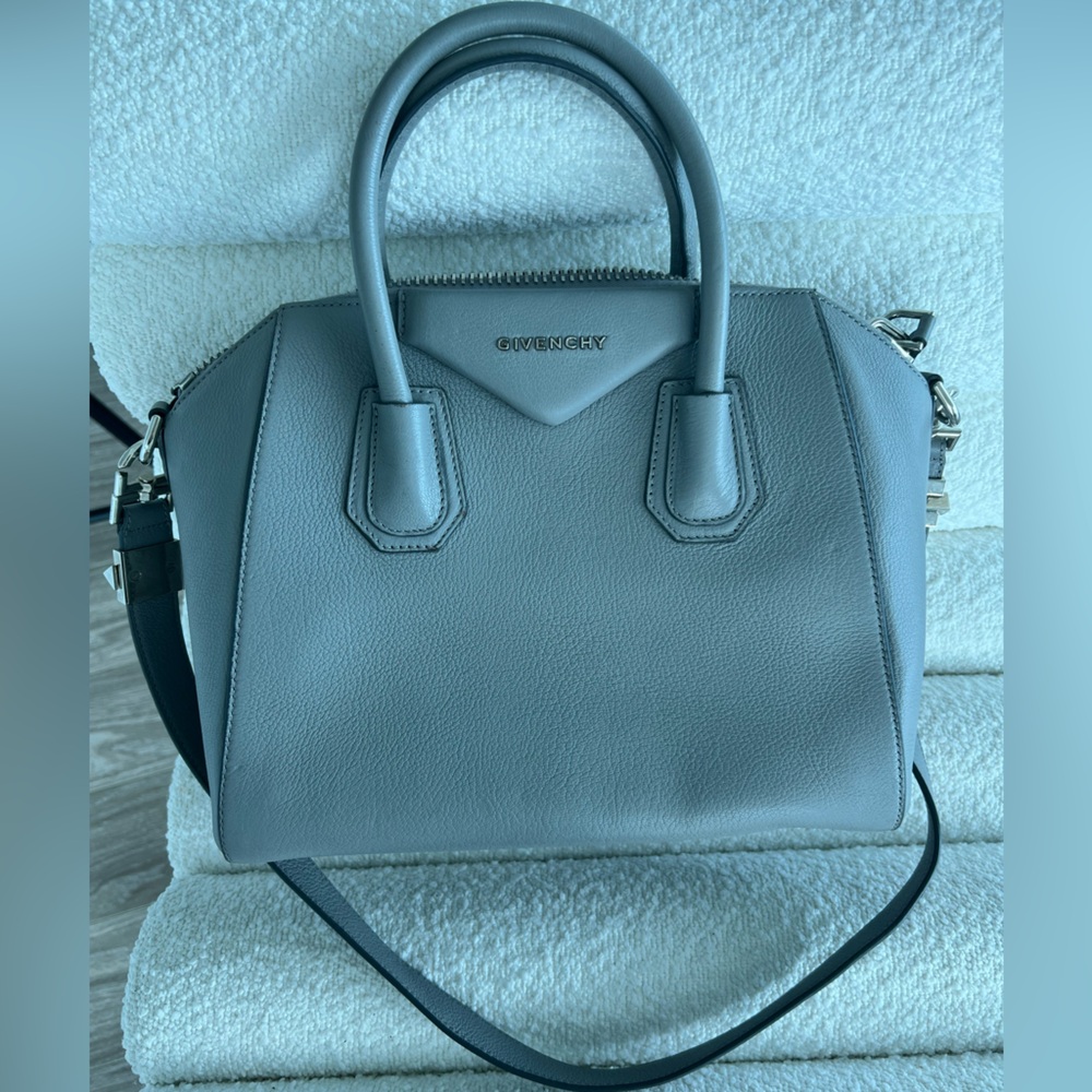 Givency Small Antigona Bag In Grained Leather grey